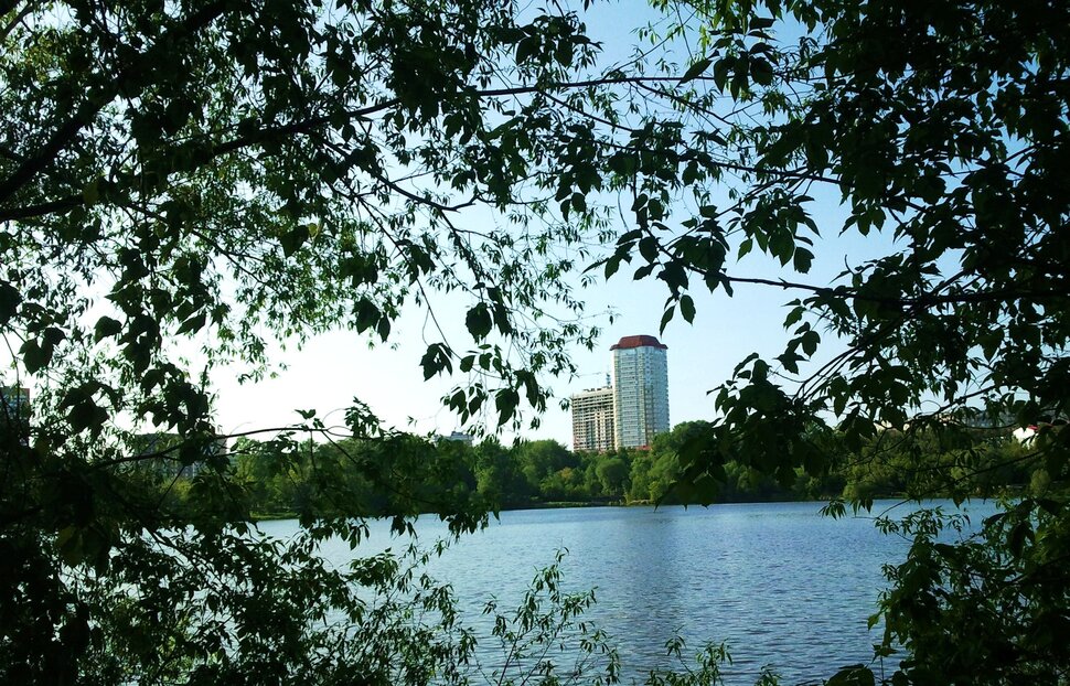 У реки