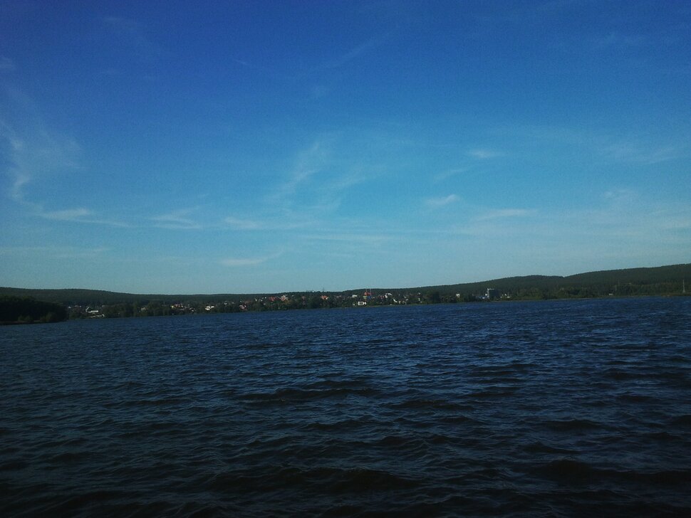 У реки