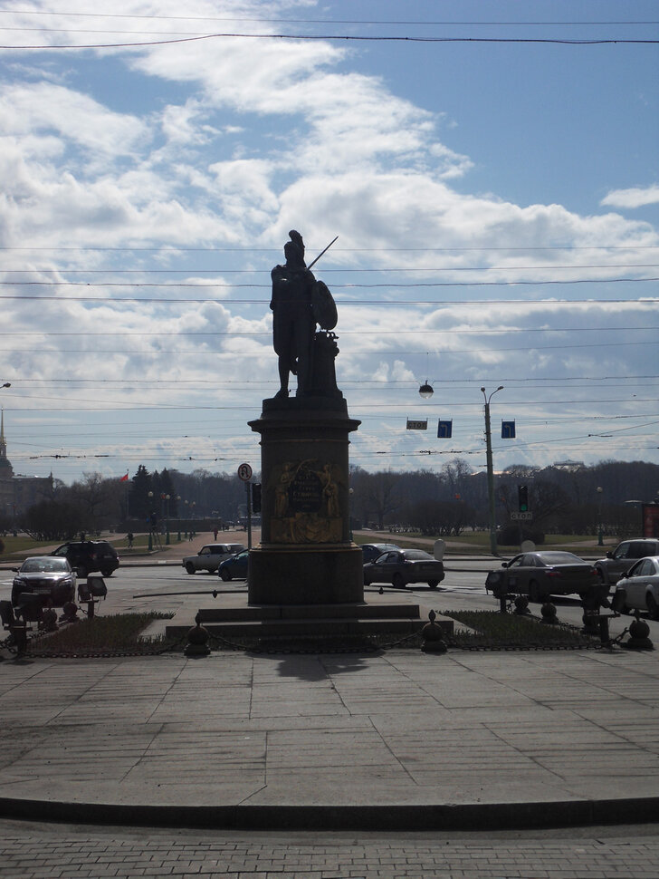 Силуэт памятника Суворову