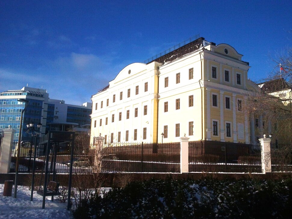 У домика