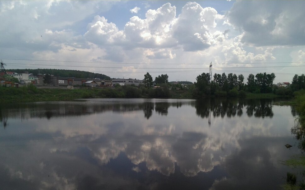 У реки