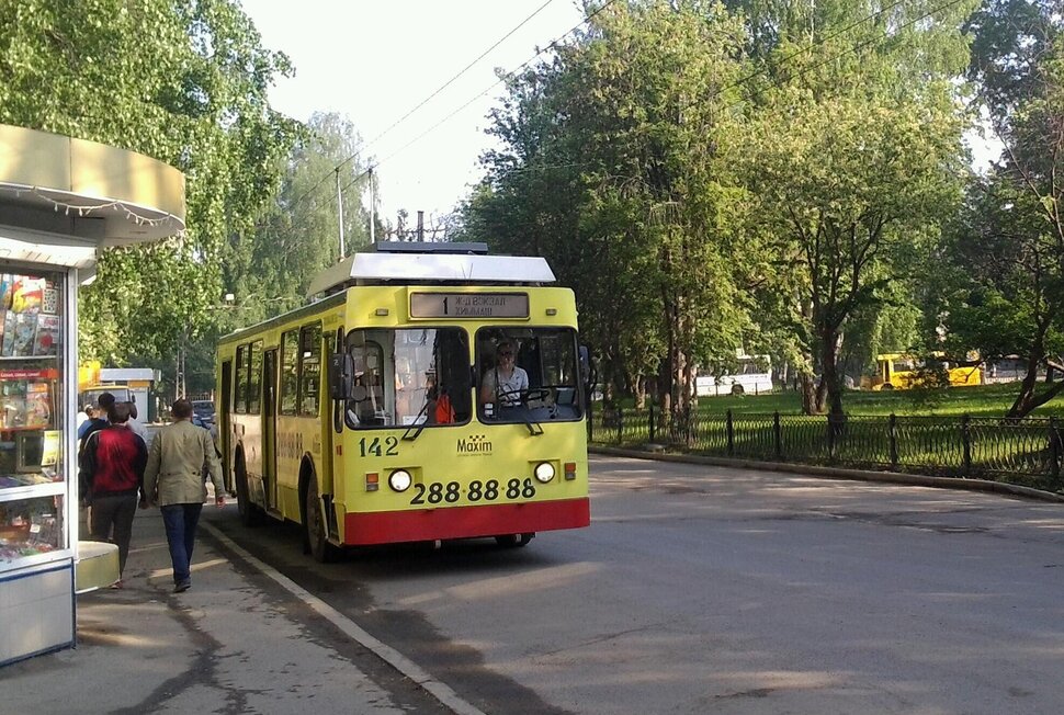 По майской улочке