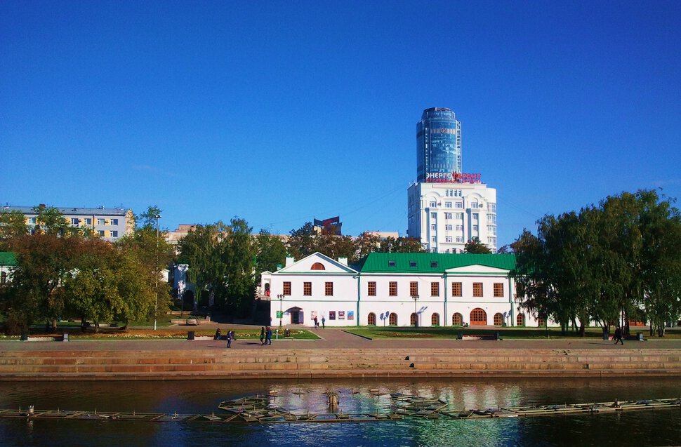 В сквере у реки