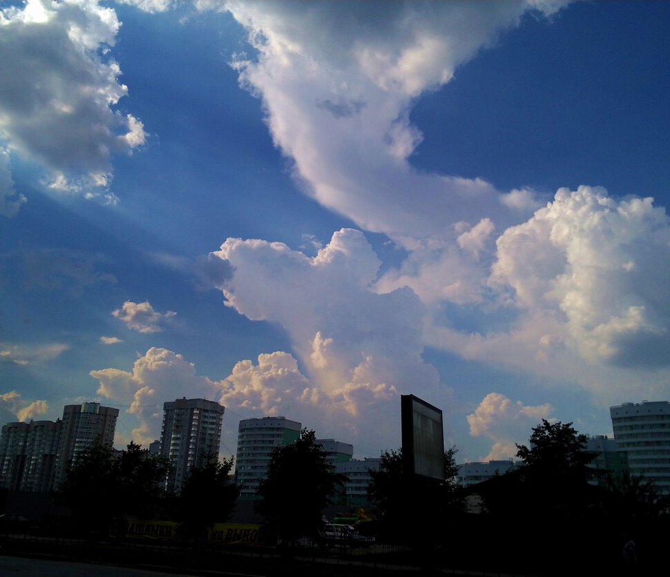 Облака над потемневшим городом