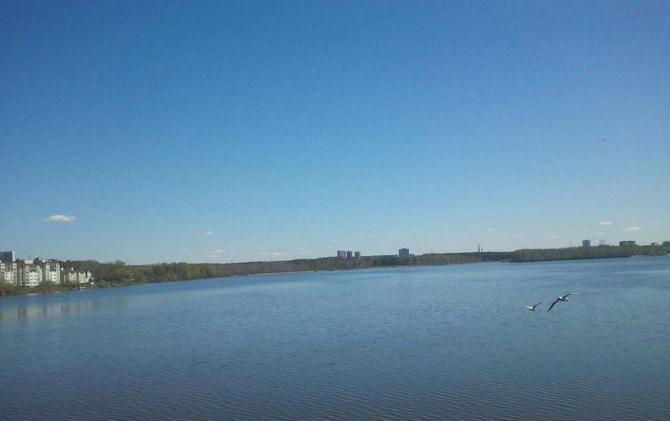 У реки