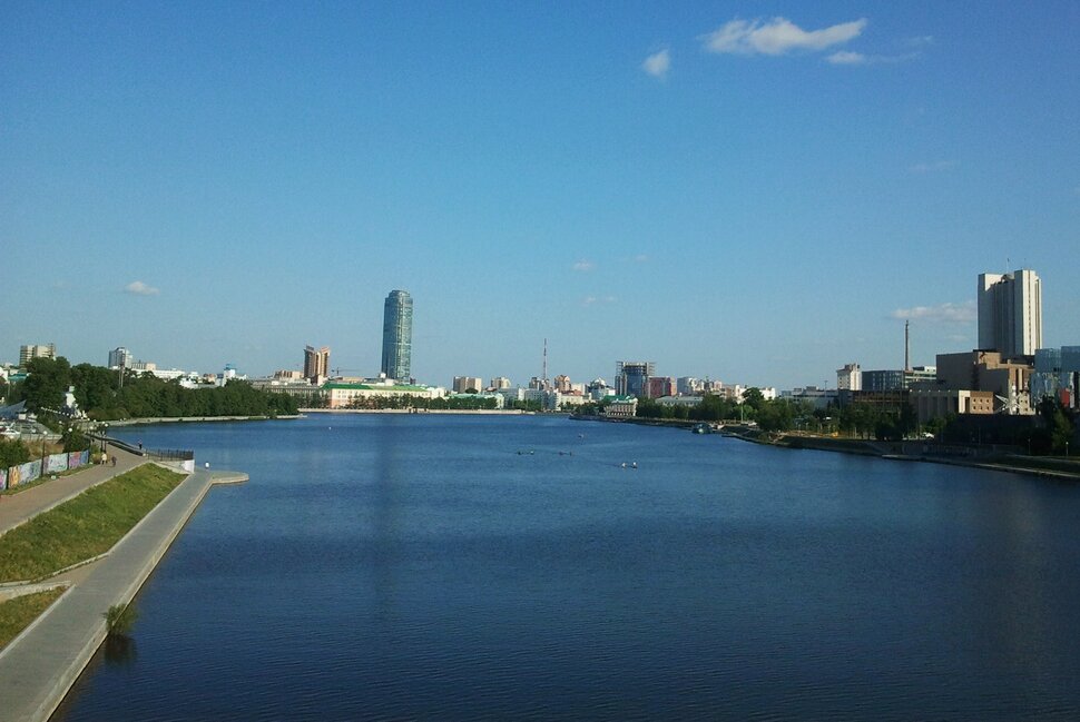 У реки