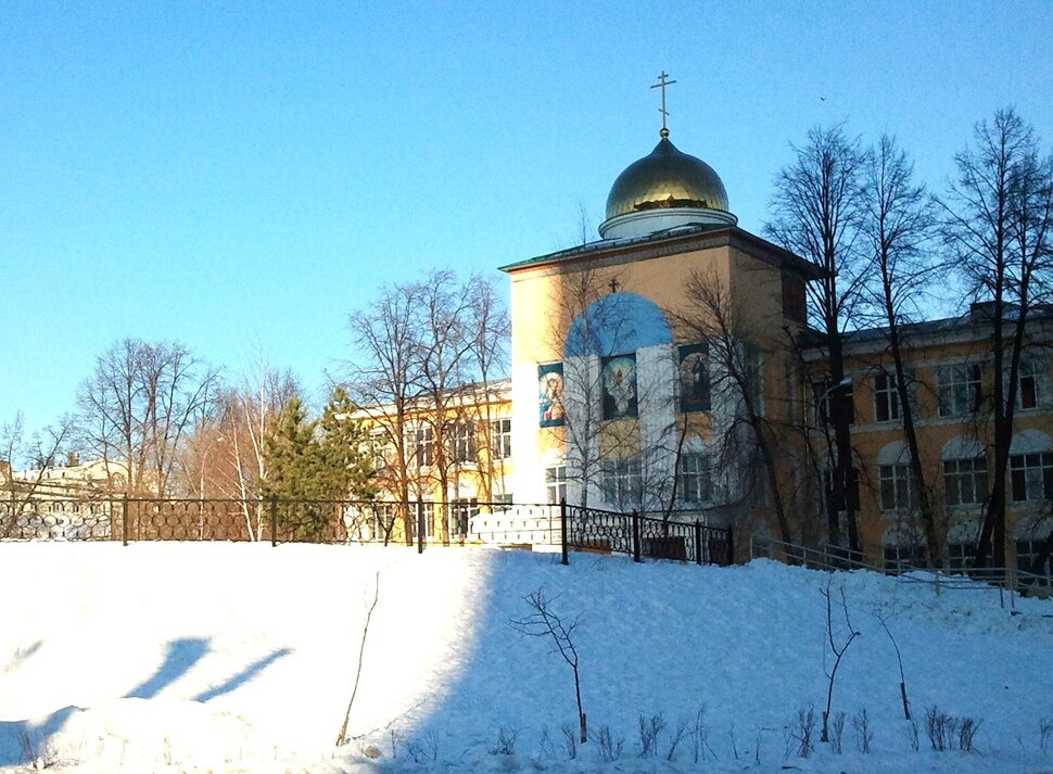 У храма