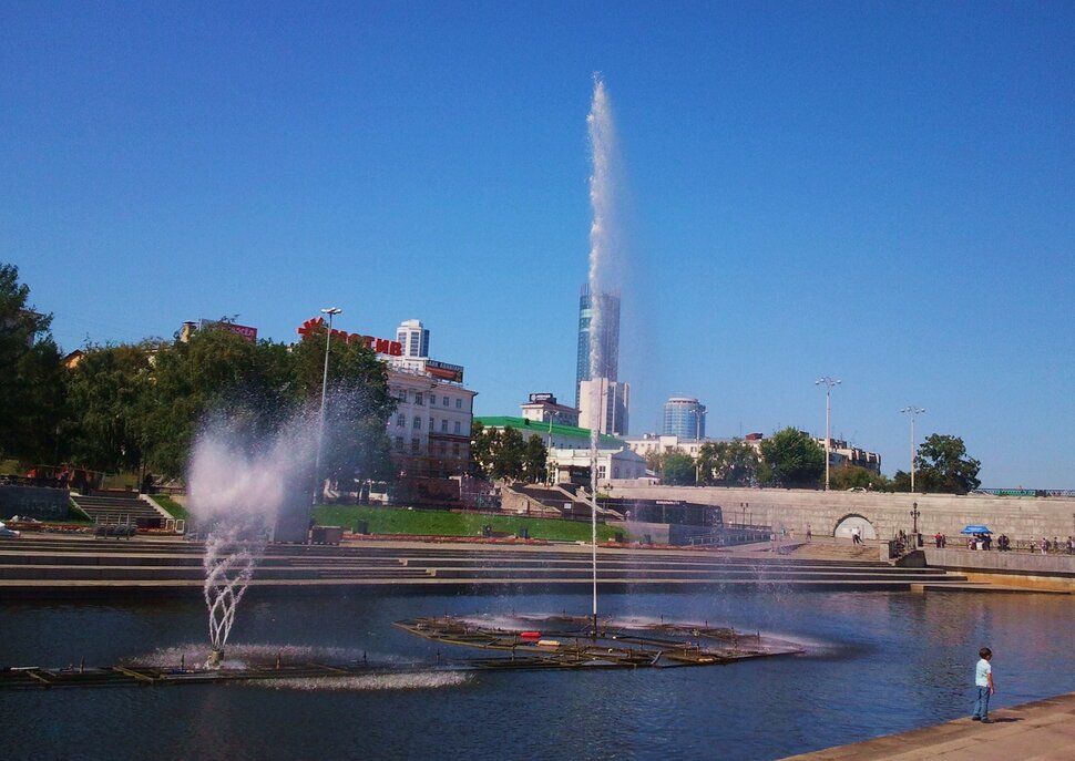 У реки