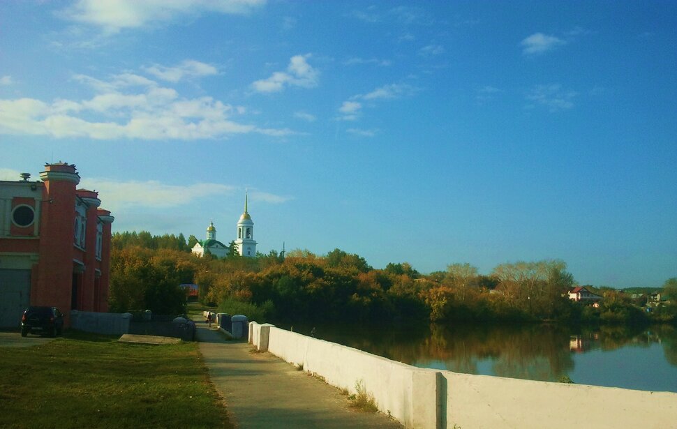 По плотине