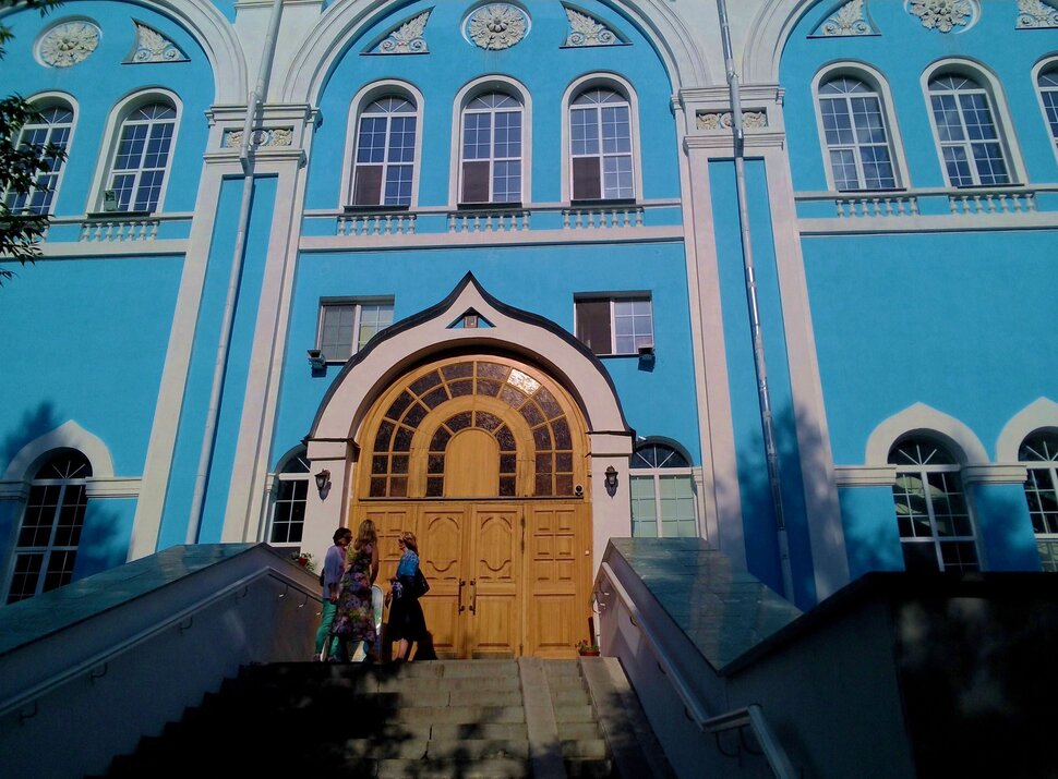 У храма