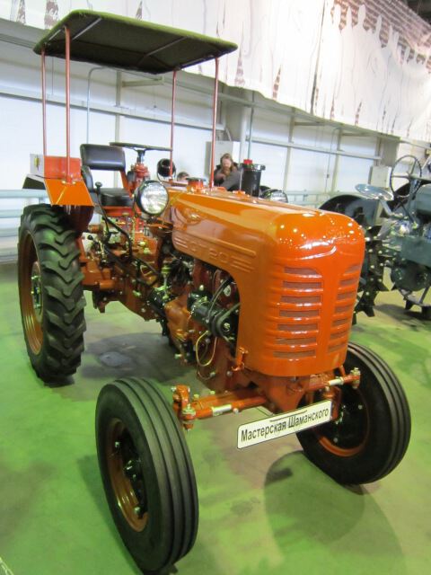 Оранжевый трактор