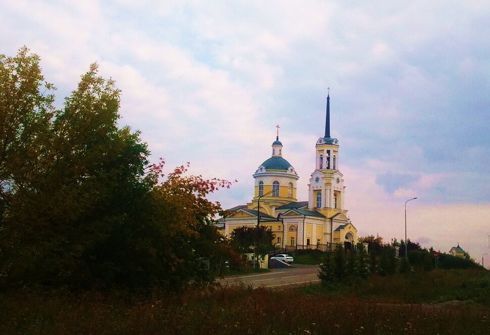 У храма