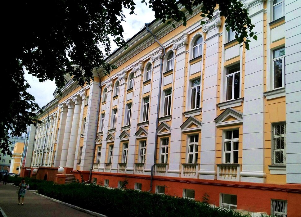 У домика