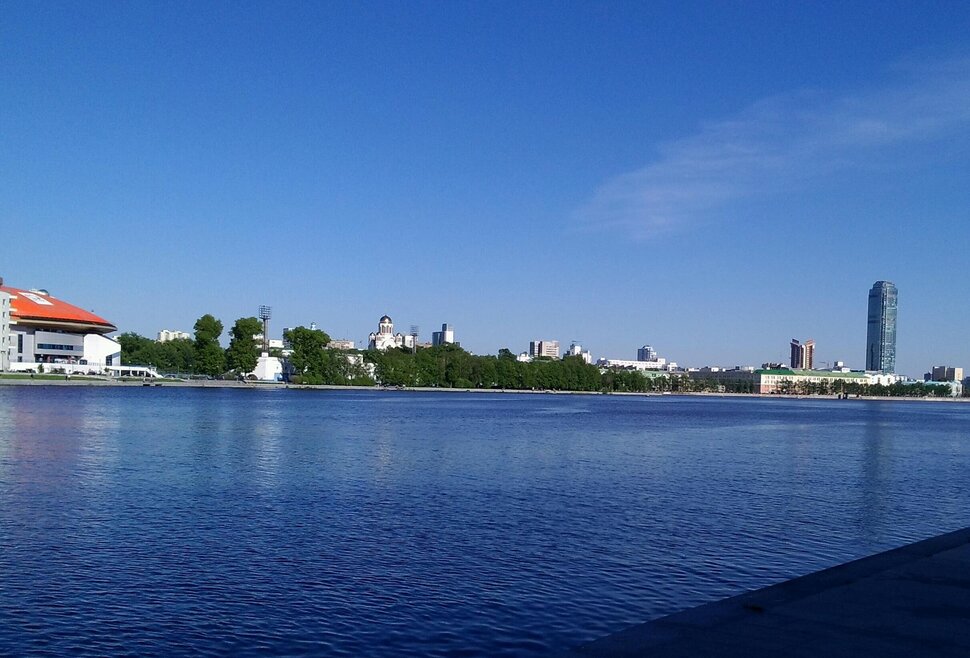 У реки