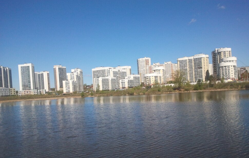 У реки