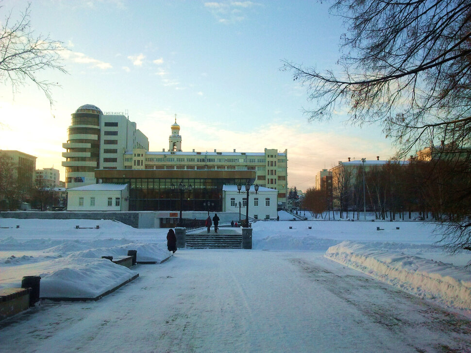 Пустынно зимой в сквере