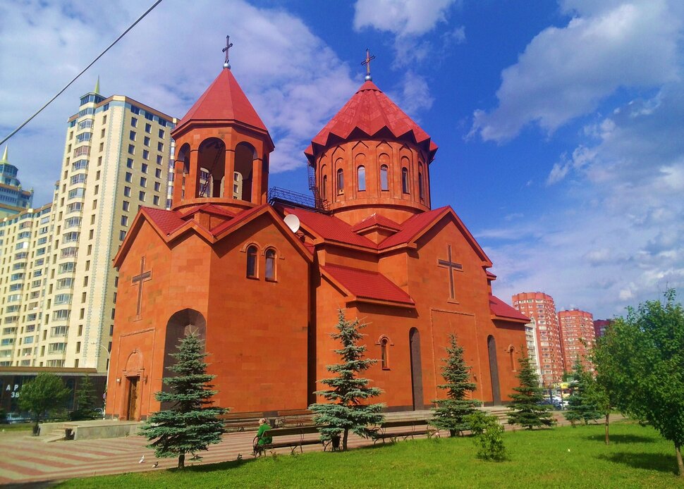 У храма