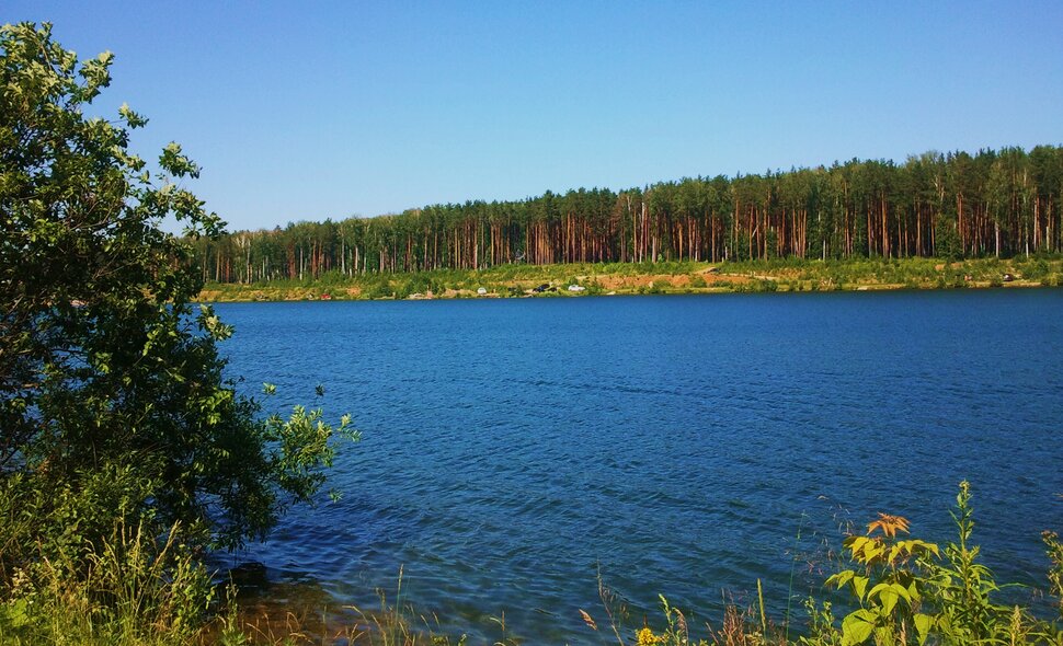 У озера