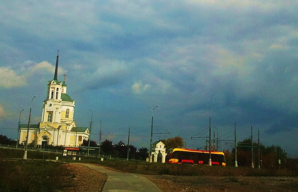 У храма