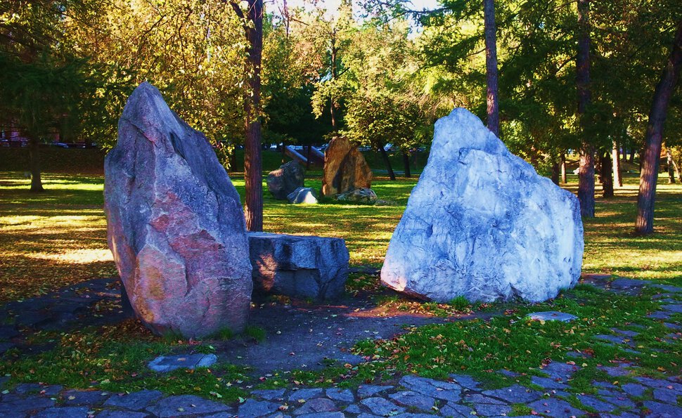 У камней в парке