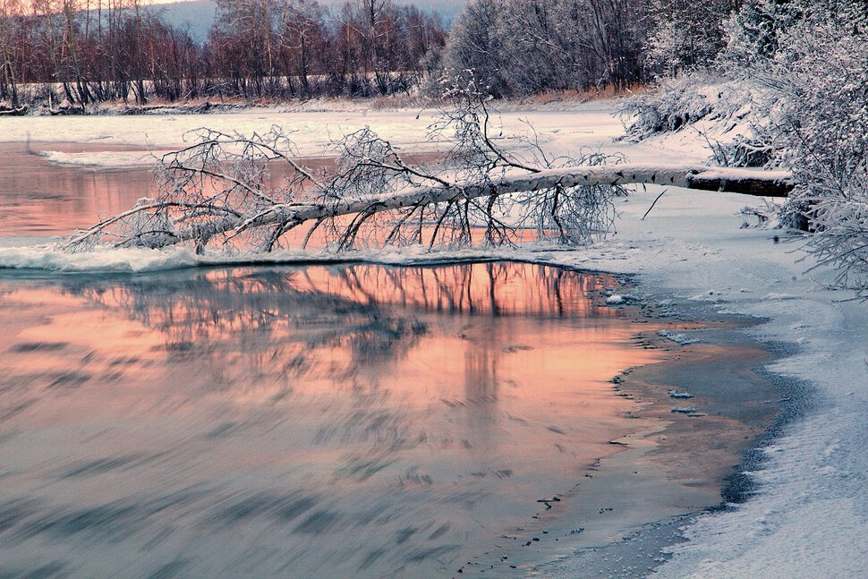 у реки