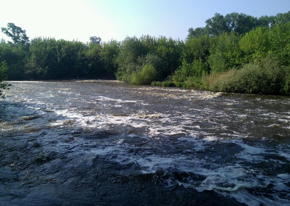 У реки