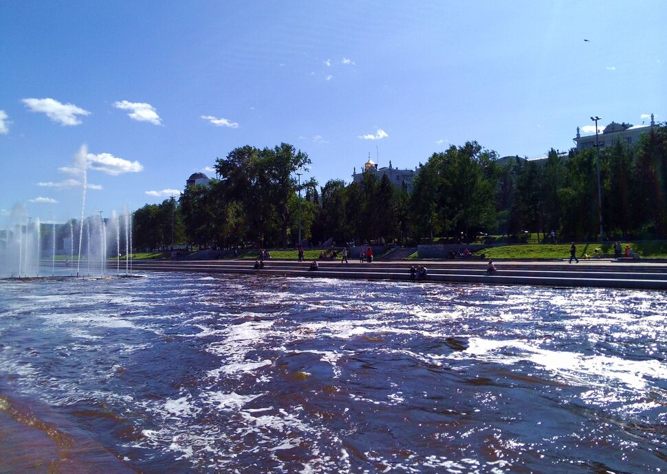 У реки