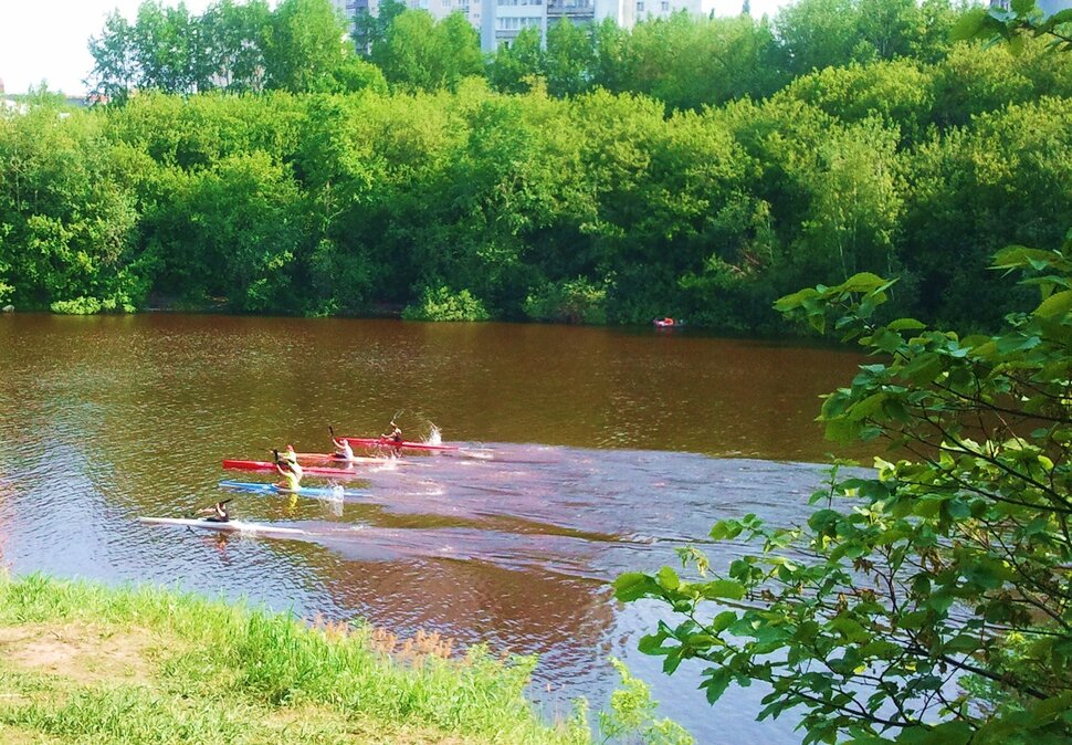 У реки