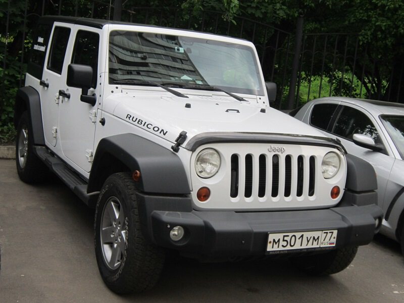 Белый Jeep Wrangler