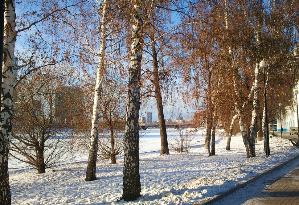 По набережной