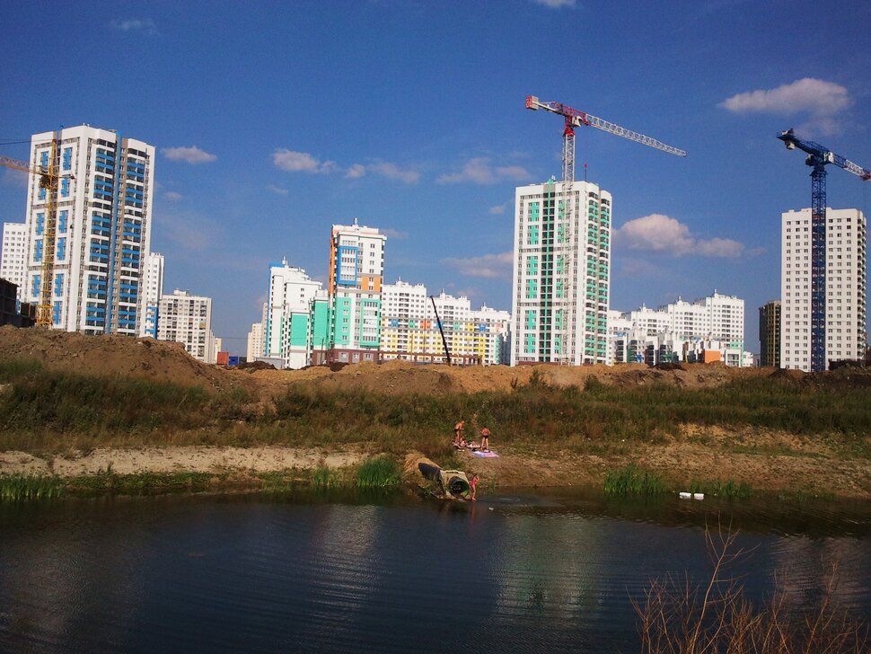 У реки