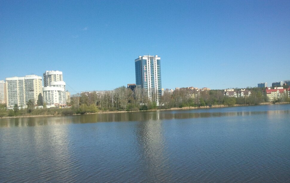 У реки