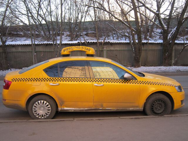 Желтая Шкода - московское такси