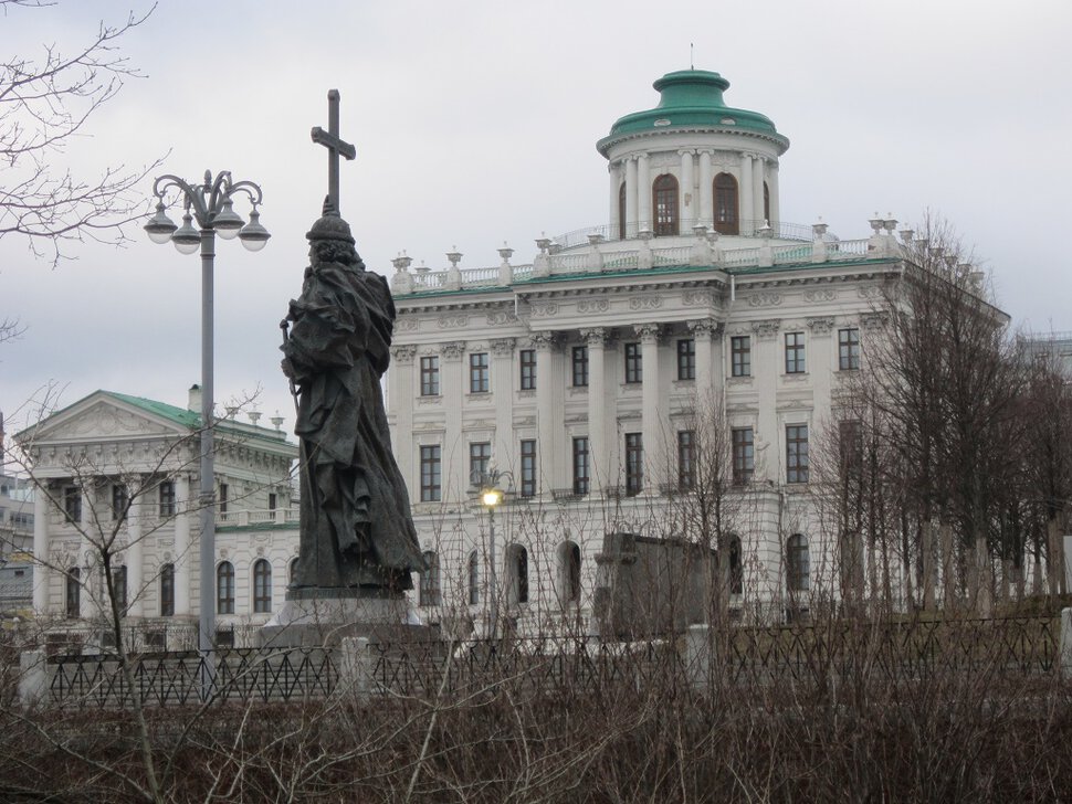 Дом Пашкова. Памятник Владимиру Святому