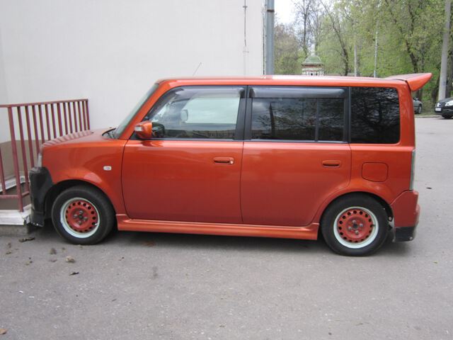 Красный Scion xB