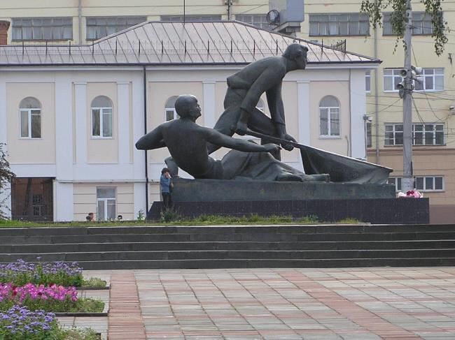 Памятник в центре Иванова там, где ранее стоял Храм Рождества Христова