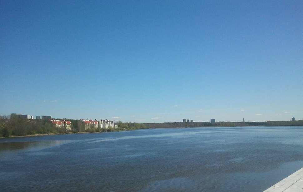 У реки