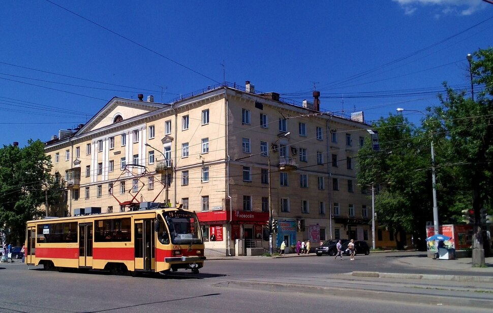 По проспекту