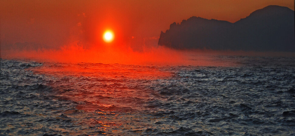 солнце купается в расплавленном море