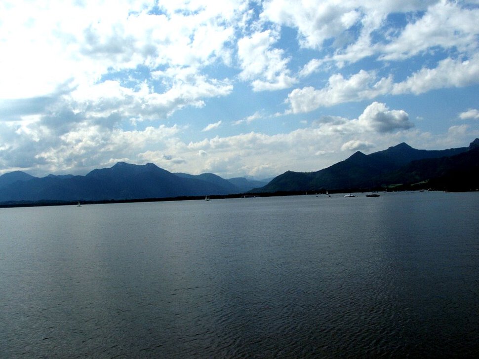 Водная гладь озера Кимзее