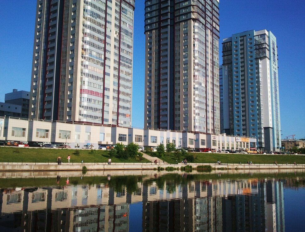 У реки