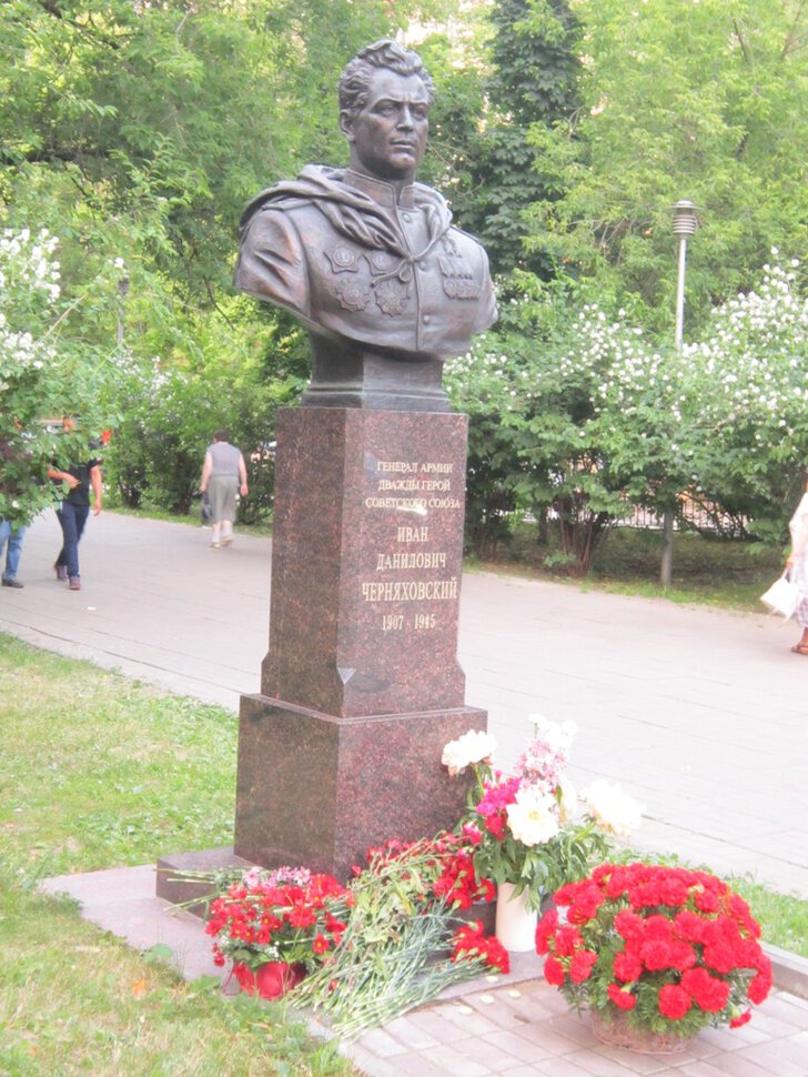 Цветы к памятнику Герою