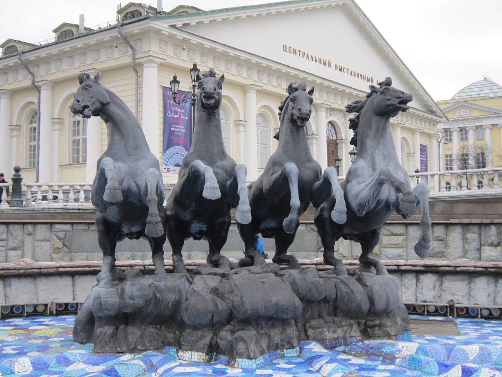 Лошадка москва. Памятник три коня в Москве. Фонтан с тремя конями в Москве. Скульптуры лошадей в Москве. Памятник лошади.