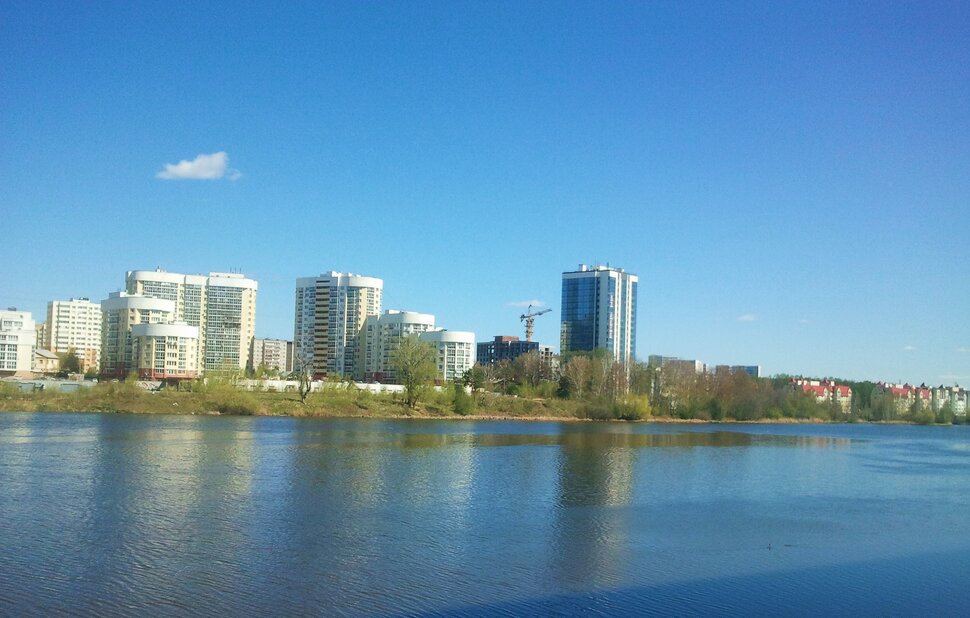У реки