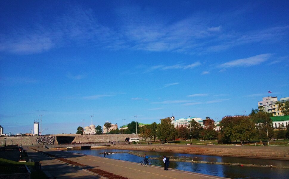 У реки