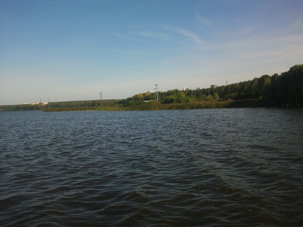 У реки