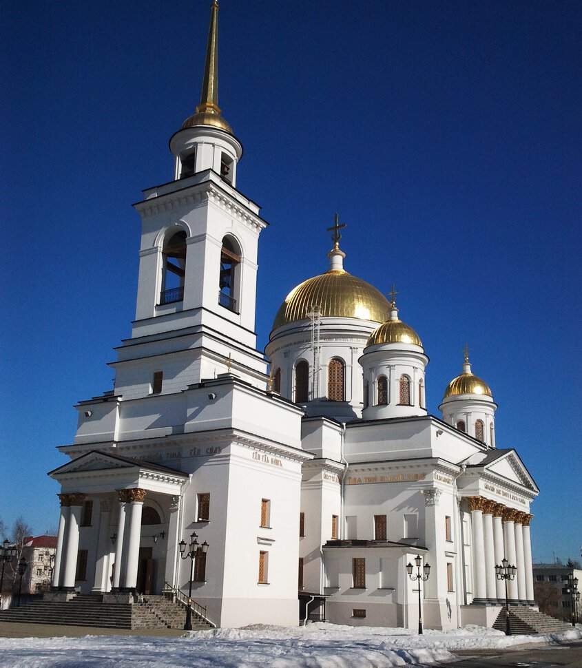 У собора