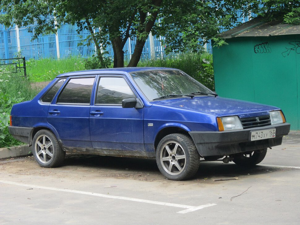 Синяя Лада ВАЗ-21099