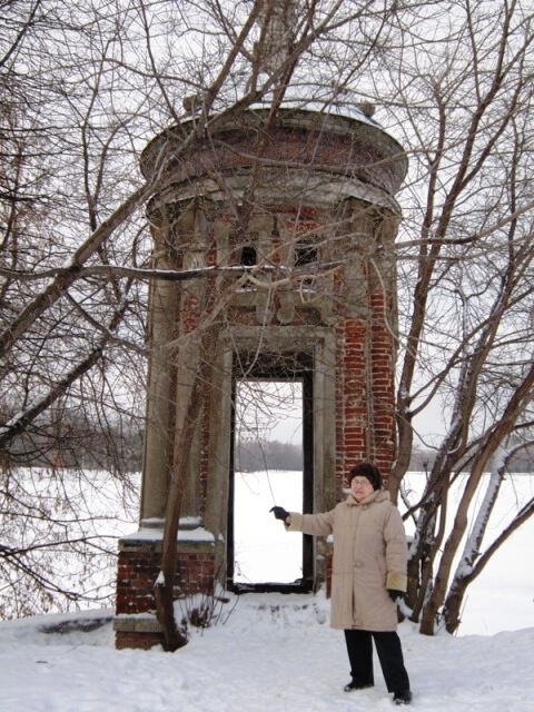 Старинная беседка в парке городском