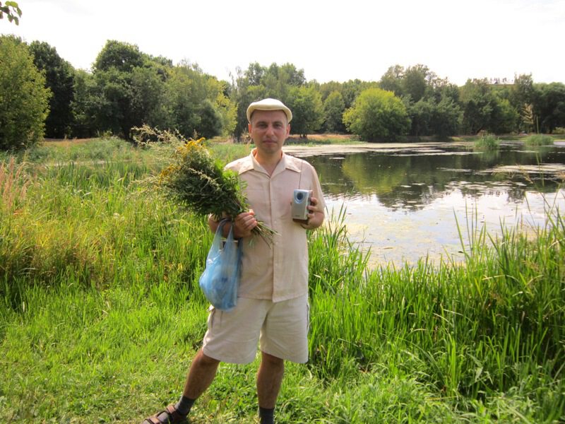 Летом в кепке и с букетом